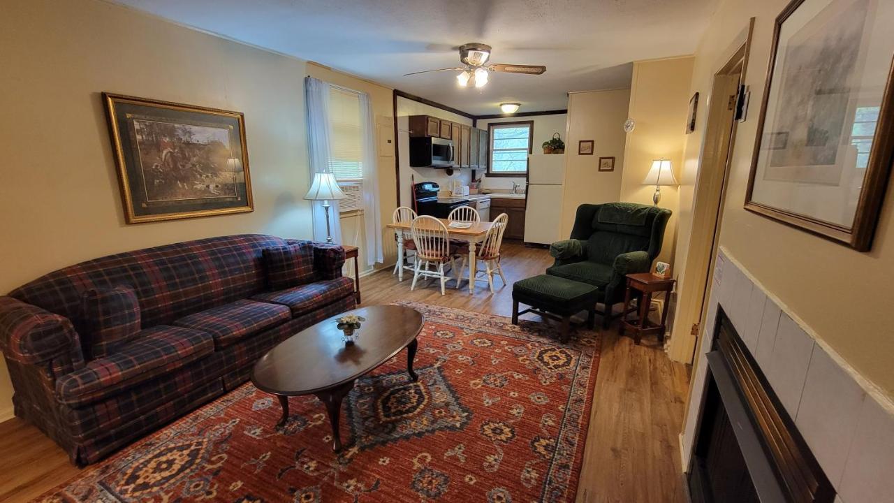 阿鲁温特马厩加小屋酒店 Cullowhee 外观 照片