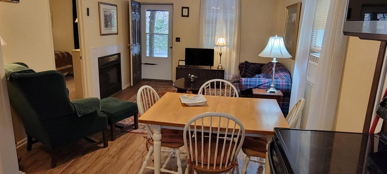 阿鲁温特马厩加小屋酒店 Cullowhee 外观 照片