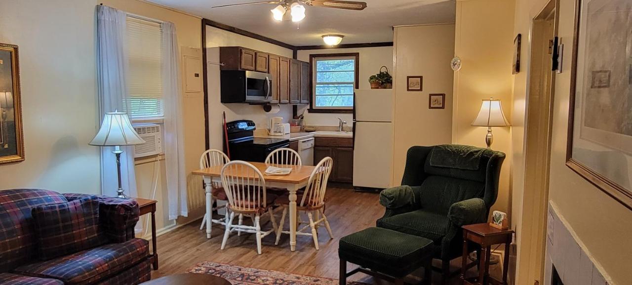 阿鲁温特马厩加小屋酒店 Cullowhee 外观 照片